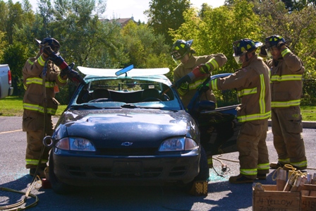 How fire fighters break into a car to save a person